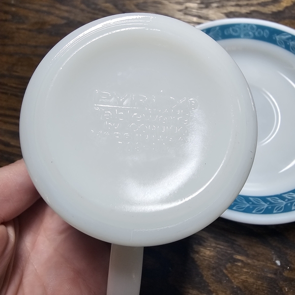 Vintage Pyrex mug and saucer laurel leaf pattern bluegrass color - Picture 4 of 5